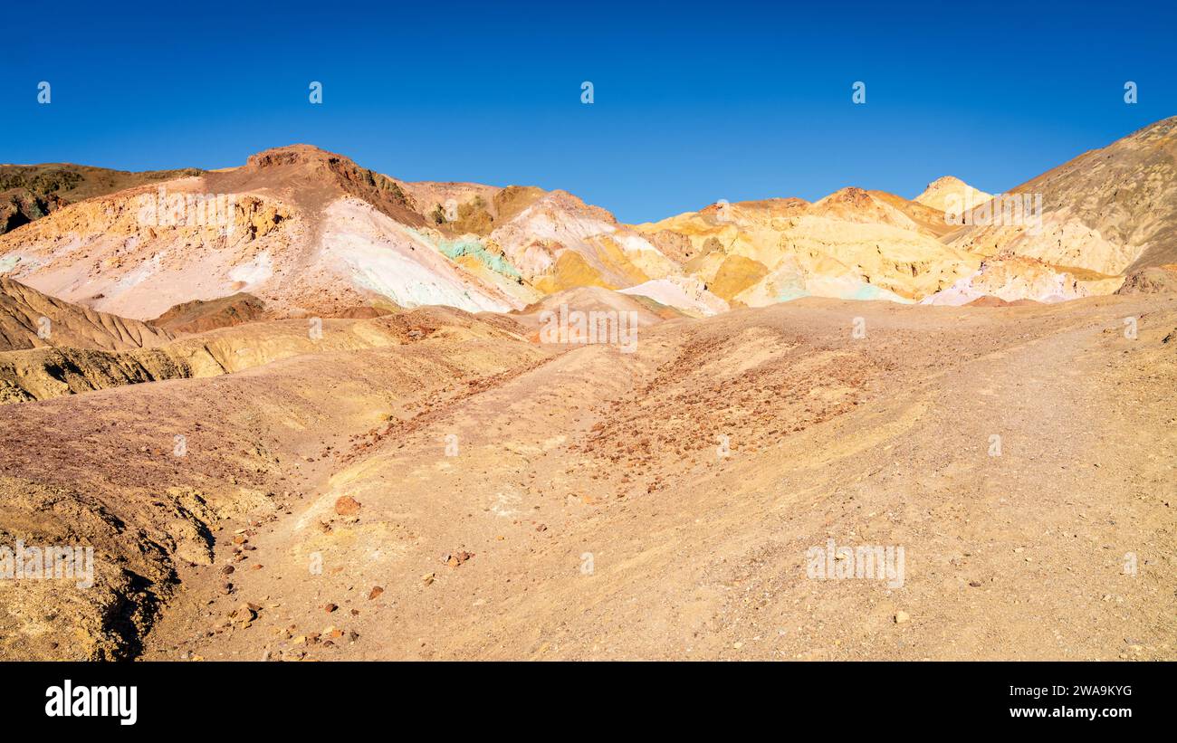 Malerischer Blick auf Artist Palette – Hügel, die mit bunten vulkanischen Ablagerungen bedeckt sind, im Death Valley National Park, Kalifornien Stockfoto