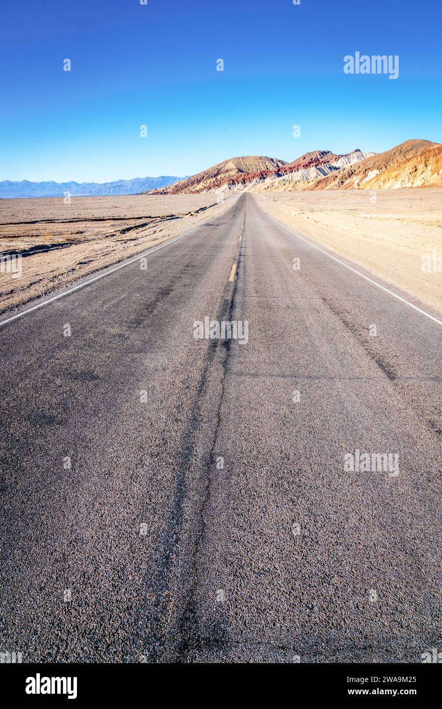 Straße in der Nähe des Badwater Basin im Death Valley National Park in Kalifornien Stockfoto