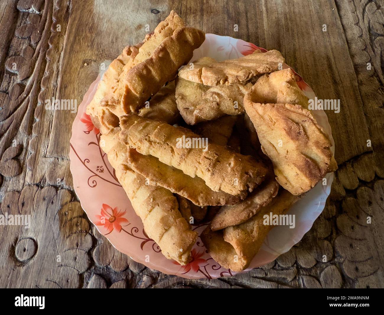 Hausgemachte Ghwanzakhee-Kekse oder frittiertes Gebäck als Snacks Stockfoto