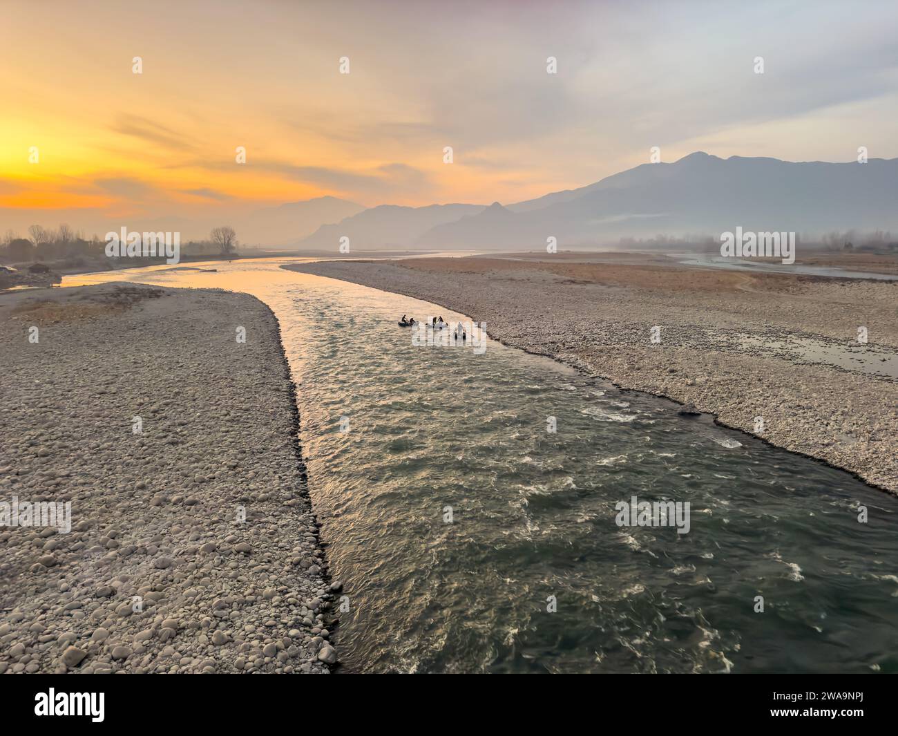 Wunderschöner Blick auf die Landschaft eines Fischers, der in einem aufblasbaren Boot segelt, das aus den Reifenschläuchen eines Autos im Fluss SWAT in der Abenddämmerung hergestellt wurde. Stockfoto