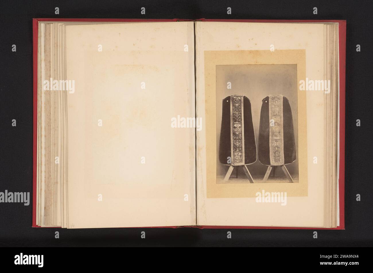 Twee kazuifels, anonym, ca. 1873 - in oder vor 1878 fotografische Trägeralbumen Druck liturgische Gewänder, Kanonikale Stockfoto