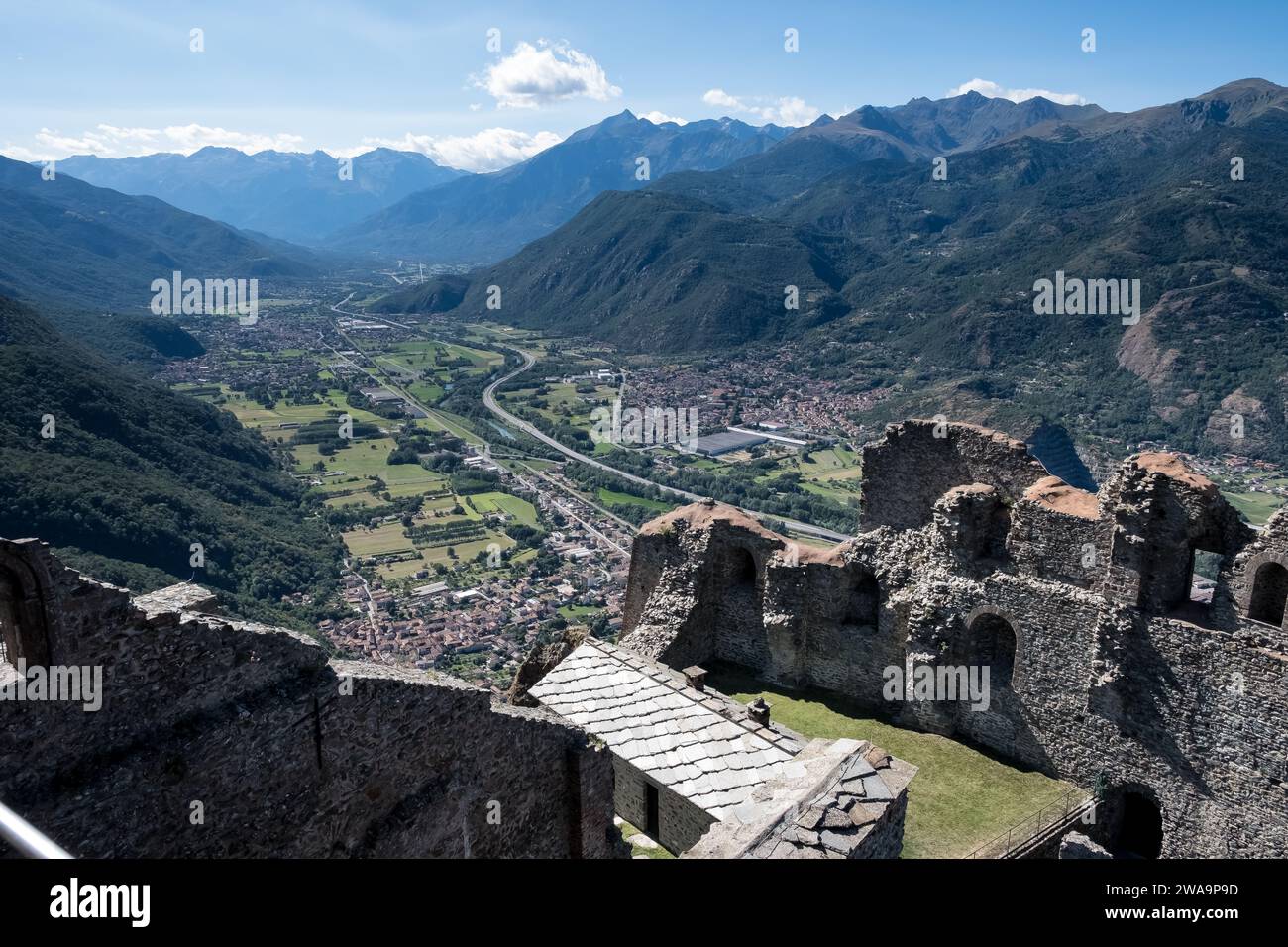 Blick auf die Umgebung des Val di Susa von Sacra di San Michele, einem religiösen Komplex auf dem Berg Pirchiriano im Val di Susa, Sant'Ambrogio di Torino, Turin Stockfoto