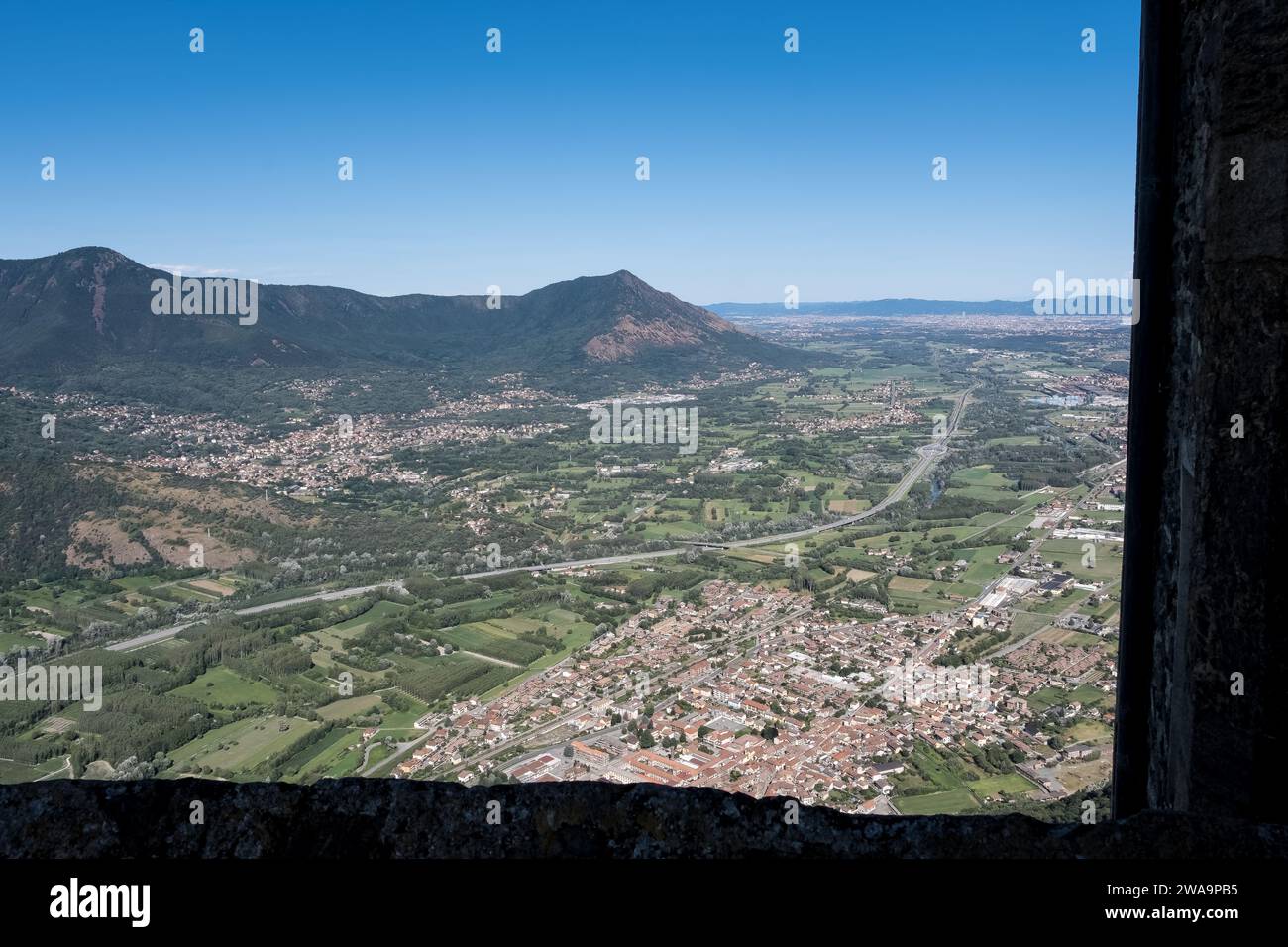 Blick auf die Metropolitanstadt Turin von der Sacra di San Michele, einem religiösen Komplex auf dem Berg Pirchiriano, gelegen am Val di Susa Stockfoto