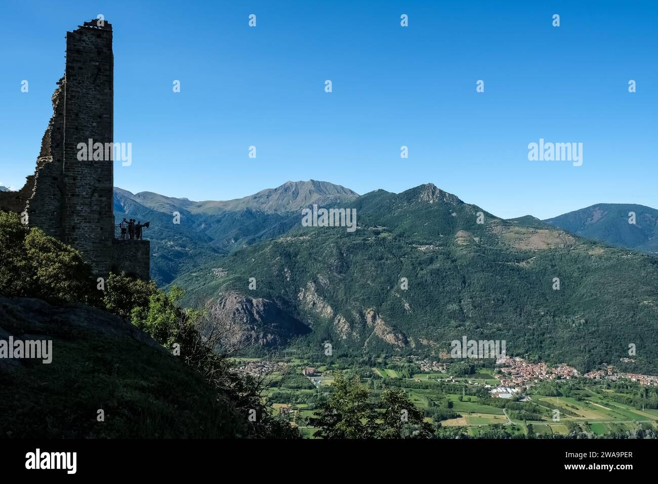 Blick auf die Umgebung des Val di Susa von Sacra di San Michele, einem religiösen Komplex auf dem Berg Pirchiriano im Val di Susa, Sant'Ambrogio di Torino, Turin Stockfoto