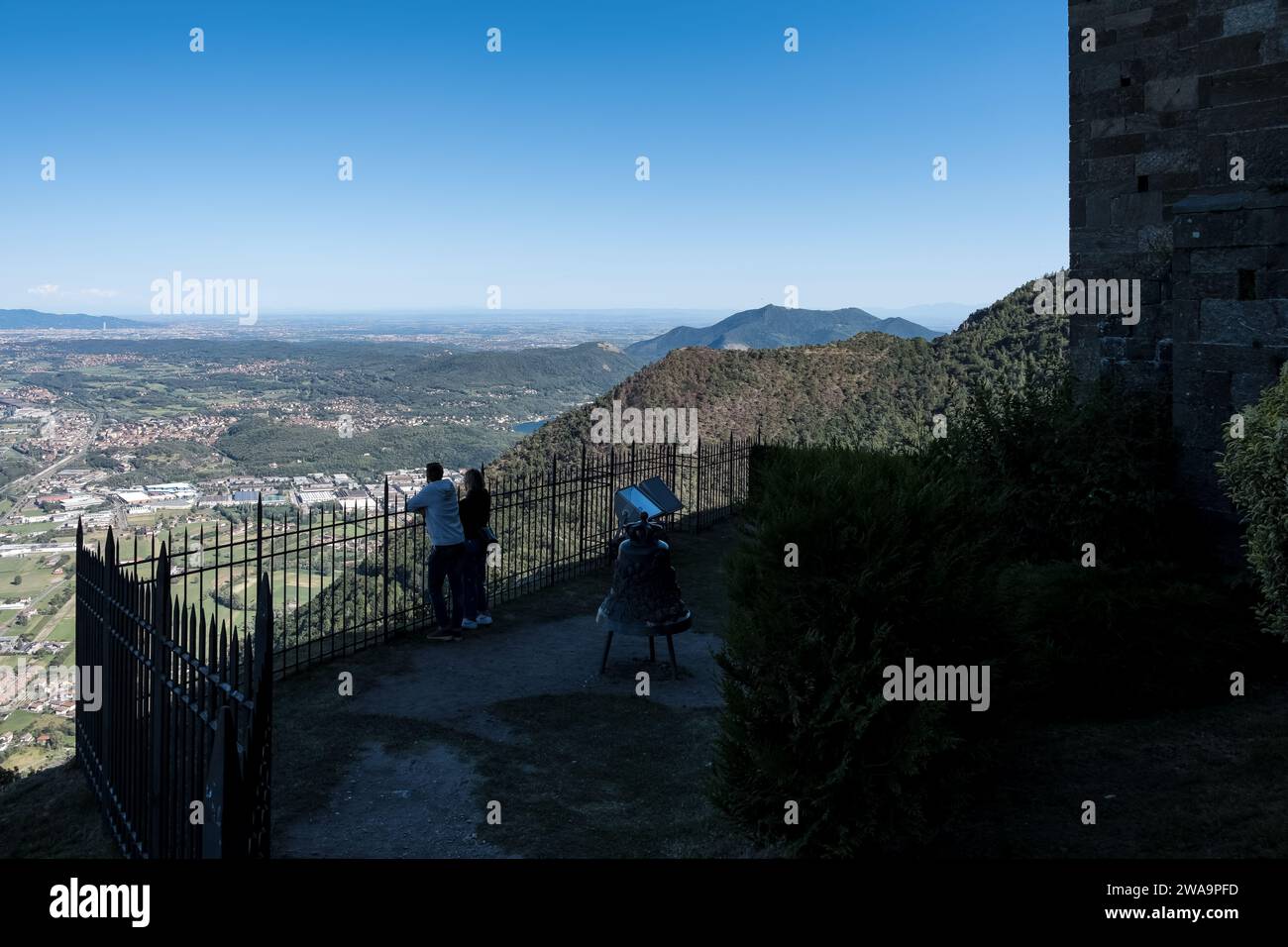 Blick auf die Metropolitanstadt Turin von der Sacra di San Michele, einem religiösen Komplex auf dem Berg Pirchiriano, gelegen am Val di Susa Stockfoto