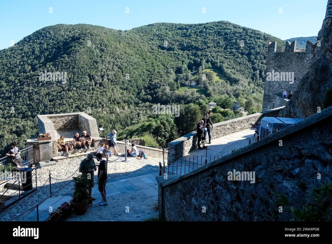 Blick auf die Umgebung des Val di Susa von Sacra di San Michele, einem religiösen Komplex auf dem Berg Pirchiriano im Val di Susa, Sant'Ambrogio di Torino, Turin Stockfoto