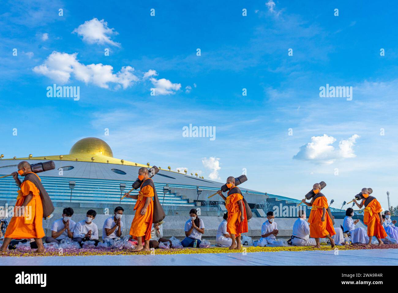 Bangkok, Thailand. Januar 2024. Mönche gehen während der Dhammayatra-Pilgerfahrt 2024 am Gebetssaal vorbei. Die Dhammayatra-Pilgerfahrt 2024 fand am 2. Januar 2024 im Wat Dhammakaya in der Nähe von Bangkok statt, in Hommage an den Großen Meister Sodh Cantasaro, Schöpfer der Dhammakaya-Meditationstechnik, die heute weltweit Anhänger hat. (Foto: Tim Russell/SOPA Images/SIPA USA) Credit: SIPA USA/Alamy Live News Stockfoto