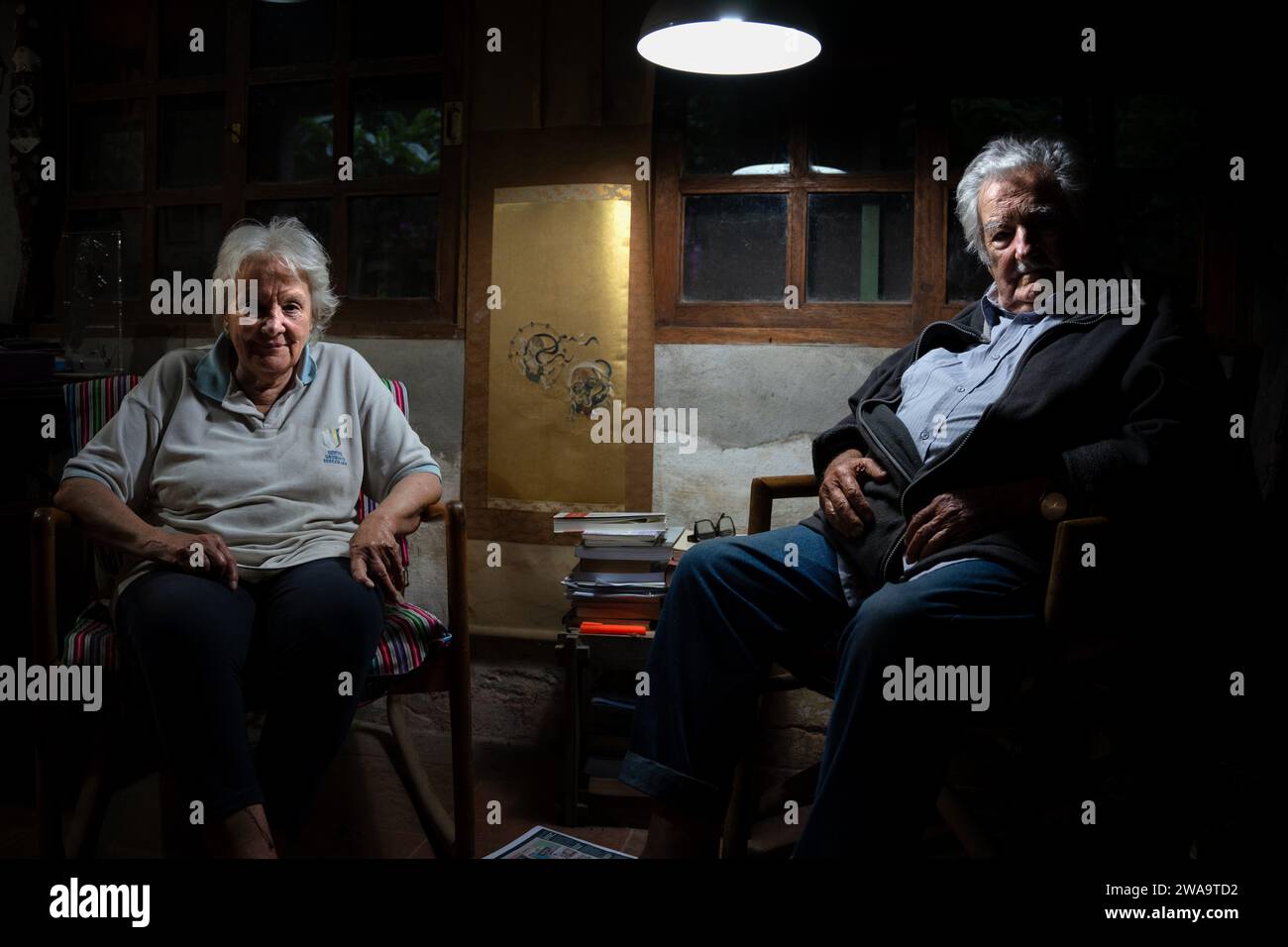 José Mujica, Ex-Präsident von Uruguay, und Lucia Topolansky sitzen im Wohnzimmer ihres Hauses in Montevideo. Aus einer erfolgreichen Familie schloss sie sich 1967 dem Movimiento de Liberación Nacional-Tupamaros an, wo sie in Zusammenarbeit mit den Streitkräften von der Polizei verfolgt und besiegt wurde. 1970 wurde sie von der Polizei gefangen genommen und floh wenige Monate später. 1972 wurde sie erneut gefangen genommen und ins Gefängnis gebracht, wo sie bis 1985 blieb, als die Amnestie genehmigt wurde. Während ihrer Zeit als Gefangene wurde sie körperlicher und psychischer Folter ausgesetzt. Jahre später ist sie es Stockfoto