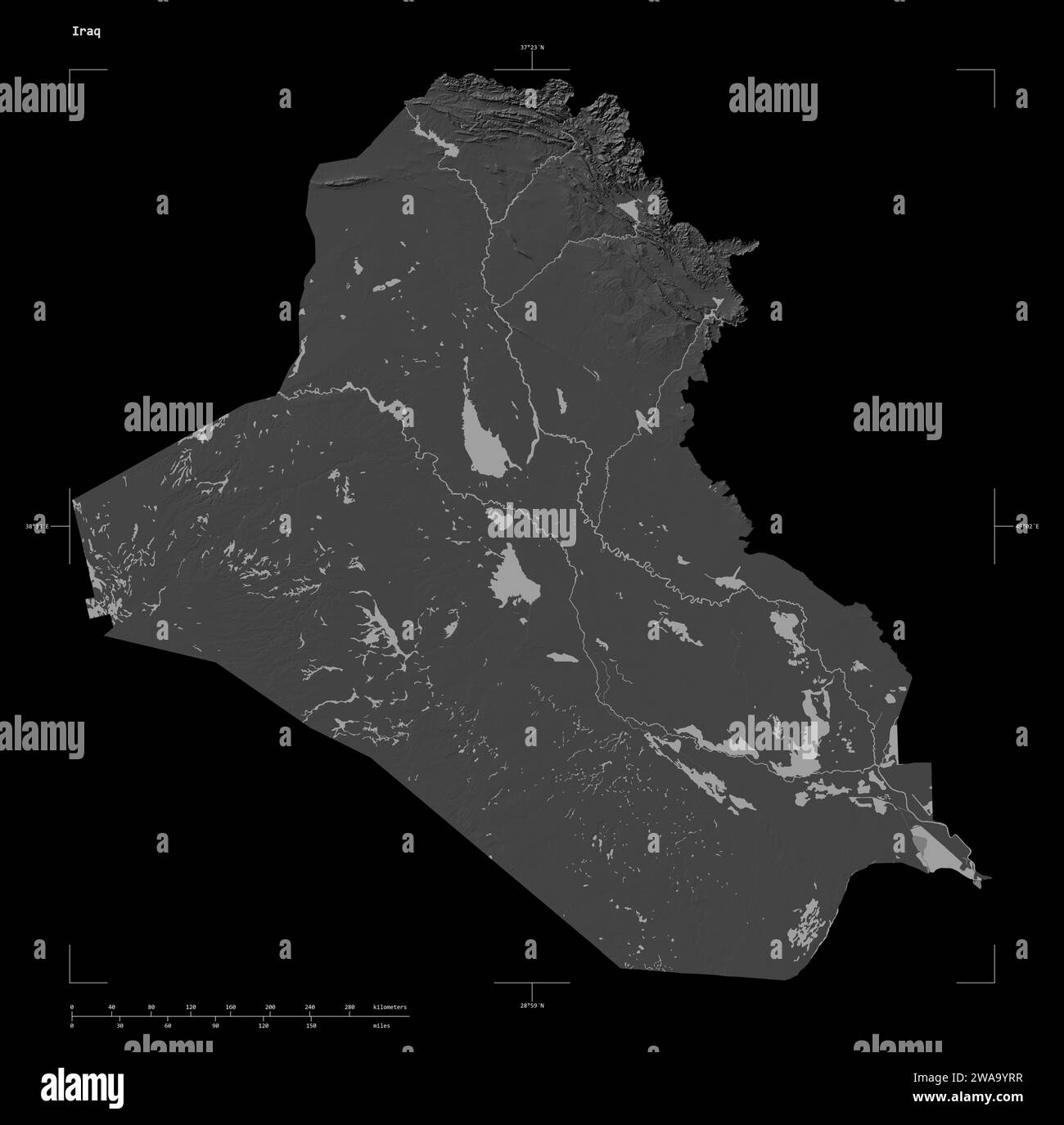 Form einer Bilevel-Höhenkarte mit Seen und Flüssen des Irak, mit Entfernungsskala und Kartengrenzkoordinaten, isoliert auf Schwarz Stockfoto