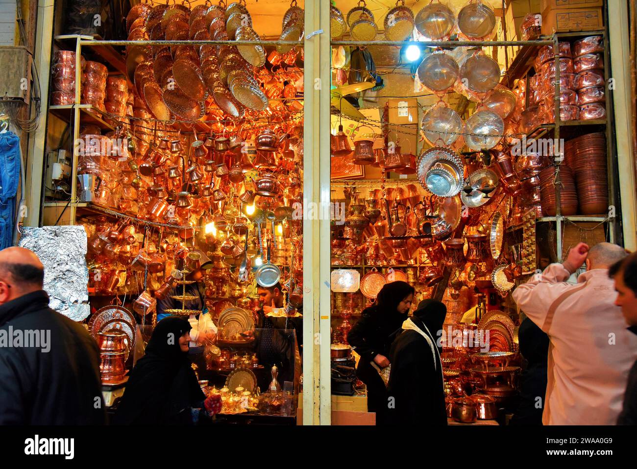Farbenfrohe Bronzewaren-Shop auf dem Großen Basar, Teheran Stockfoto