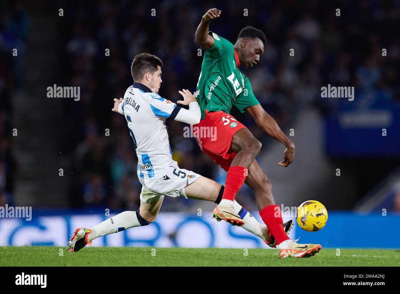 Samu Omorodion von Deportivo Alaves tritt am 2. Januar 2024 in der reale Arena in San Sebastian in Spanien um den Ball an Stockfoto