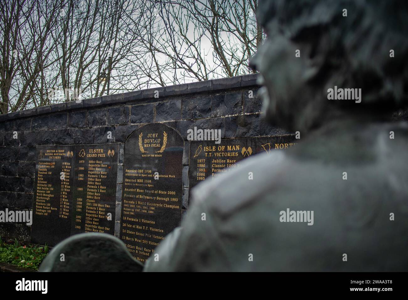 Denkmal für Joey Dunlop in einem Park in Ballymoney, einer kleinen Stadt in Nordirland. Malerischer Gedenkpark für einen legendären Motorradfahrer, Details dazu Stockfoto