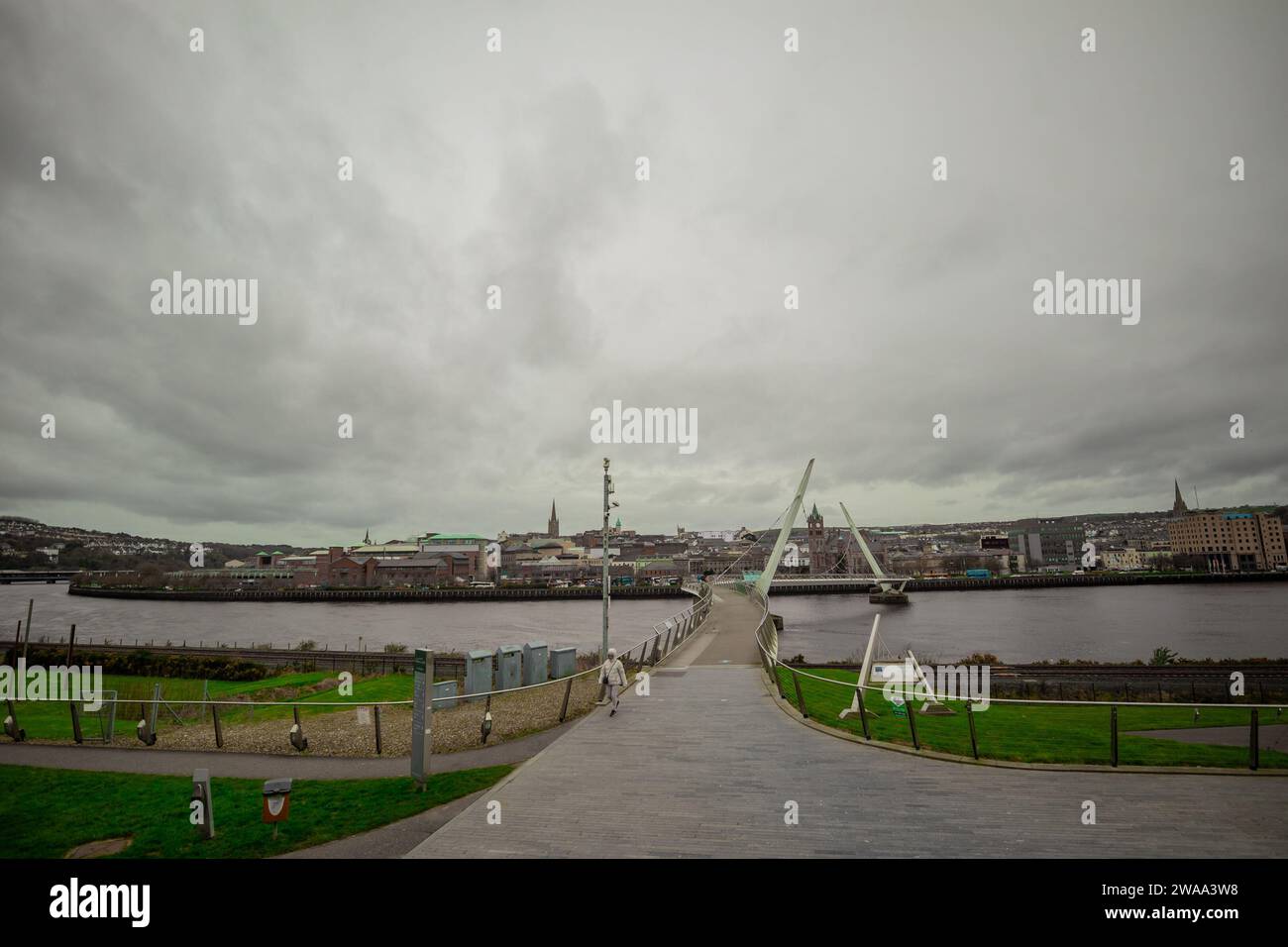 Panorama der Friedensbrücke in Derry oder Londonderry über den Fluss an einem sonnigen Frühlingstag. Wunderschöne moderne Brücke in die Altstadt von derry. Stockfoto