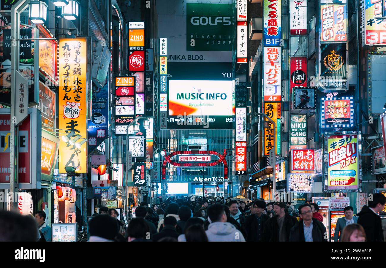 TOKIO - 8. DEZEMBER: Plakatwände im Stadtteil Kabuki-cho von Shinjuku, 08. Dezember 2023 in Tokio, JP. Die Gegend ist ein Nachtleben-Viertel, bekannt als Sleepless T Stockfoto