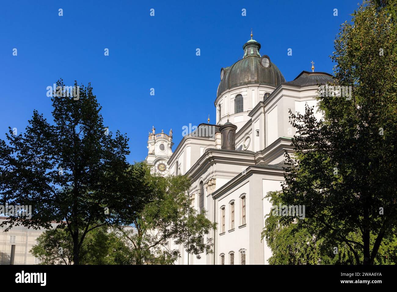 Stiftskirche am Universitätsplatz Salzburg, Österreich Stockfoto