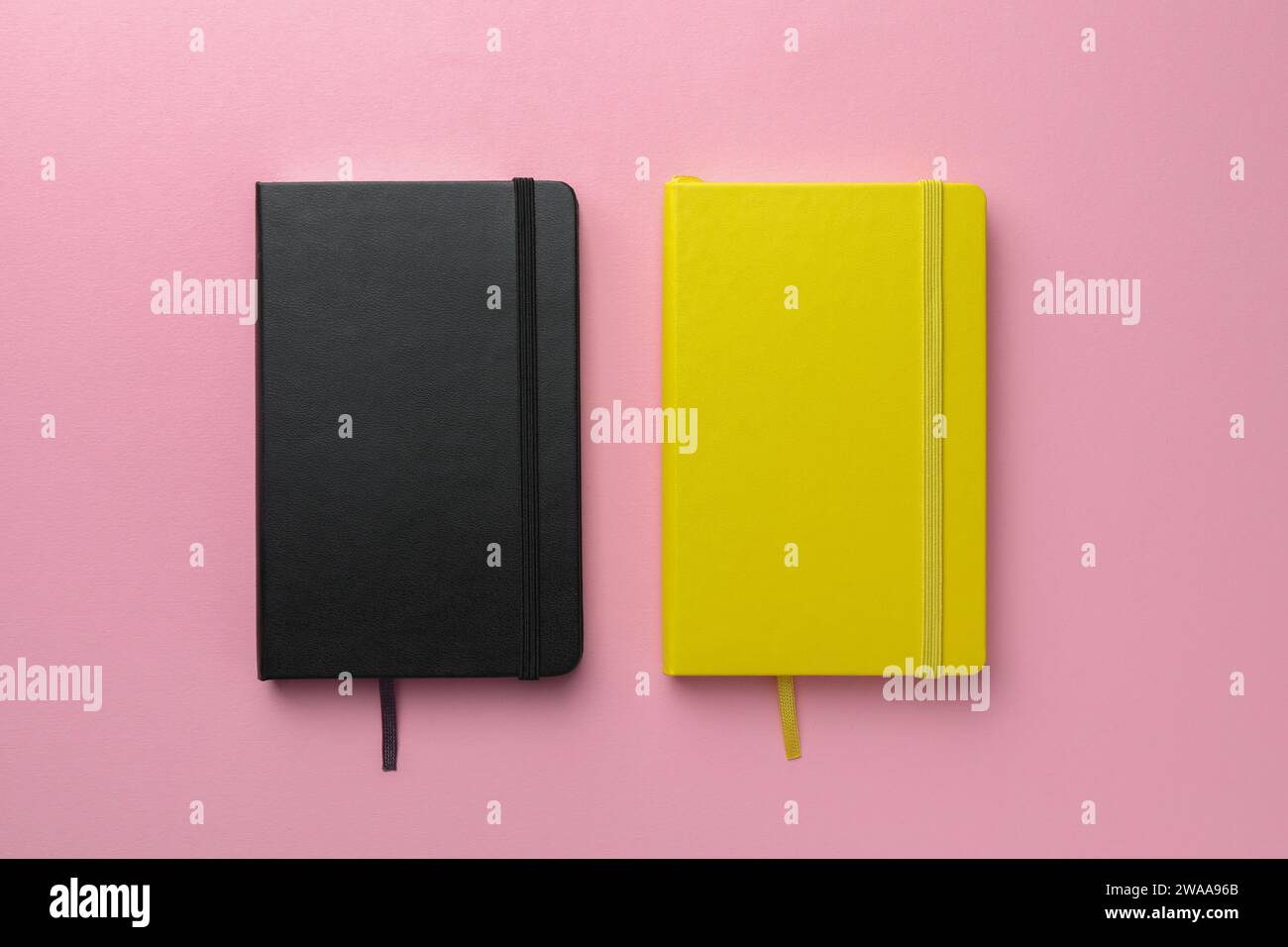 Verschiedene Notizbücher auf hellrosa Hintergrund, Draufsicht Stockfoto