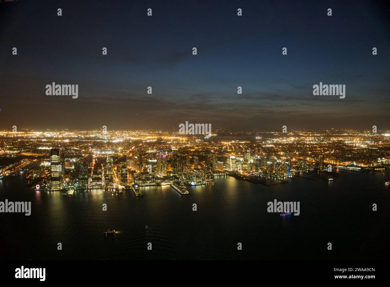 Ein Blick aus der Vogelperspektive fängt die pulsierende Energie von New York City bei Nacht mit glitzernden Lichtern und belebten Straßen ein, die das nie schlafende Stadtleben widerspiegeln. Stockfoto