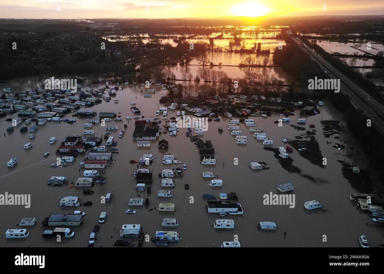 Barrow upon Soar, Leicestershire, Großbritannien. Januar 2024. Wetter in Großbritannien. Caravans im ProctorÕs Pleasure Park stehen im Hochwasser des Flusses Soar. Heftiger Regen hat einen großen Teil Großbritanniens heimgesucht, als der kleine, aber potente Sturm Henk traf. Credit Darren Staples/Alamy Live News. Stockfoto