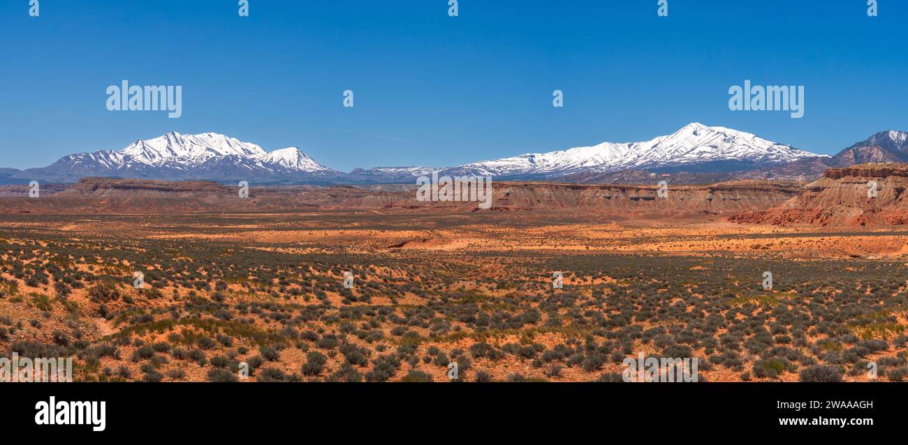 Panorama einer Wüstenlandschaft im Süden Utahs in der Nähe von Blanding, USA Ende april, mit Schnee und blauem Himmel. Wüstenlandschaft und hohe Gipfel Stockfoto