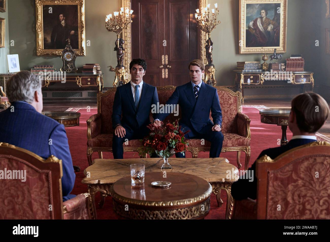 Red, White & Royal Blue (2023) von Matthew López mit Taylor Zakhar Perez und Nicholas Galitzine. Als die Fehde zwischen dem Sohn des amerikanischen Präsidenten und dem britischen Prinzen droht, einen Keil in die Beziehungen zwischen den USA und Großbritannien zu treiben, werden die beiden zu einem inszenierten Waffenstillstand gezwungen, der etwas tieferes hervorruft. Adaption von Casey McQuistons Roman. Werbefoto ***NUR REDAKTIONELLE VERWENDUNG***. Kredit: BFA/Amazon Prime Video Stockfoto Red, White & Royal Blue (2023) von Matthew López mit Taylor Zakhar Perez und Nicholas Galitzine. Als die Fehde zwischen dem Sohn des amerikanischen Präsidenten und dem britischen Prinzen droht, einen Keil in die Beziehungen zwischen den USA und Großbritannien zu treiben, werden die beiden zu einem inszenierten Waffenstillstand gezwungen, der etwas tieferes hervorruft. Adaption von Casey McQuistons Roman. Werbefoto ***NUR REDAKTIONELLE VERWENDUNG***. Kredit: BFA/Amazon Prime Video Stockfoto