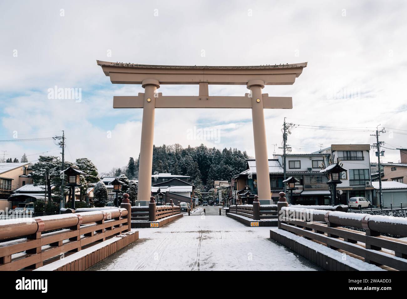 Takayama, Gifu, Japan - 18. Dezember 2023 : Sakurayama Hachimangu-Schrein Torii Tor mit Winterschnee Stockfoto