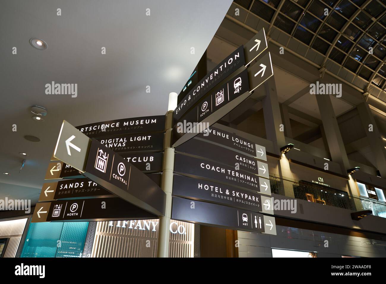 SINGAPUR - 05. NOVEMBER 2023: Richtungsschilder wie in den Shoppes at Marina Bay Sands zu sehen. Stockfoto