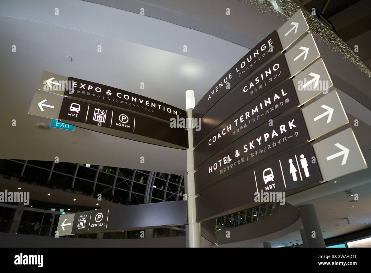 SINGAPUR - 05. NOVEMBER 2023: Richtungsschilder wie in den Shoppes at Marina Bay Sands zu sehen. Stockfoto