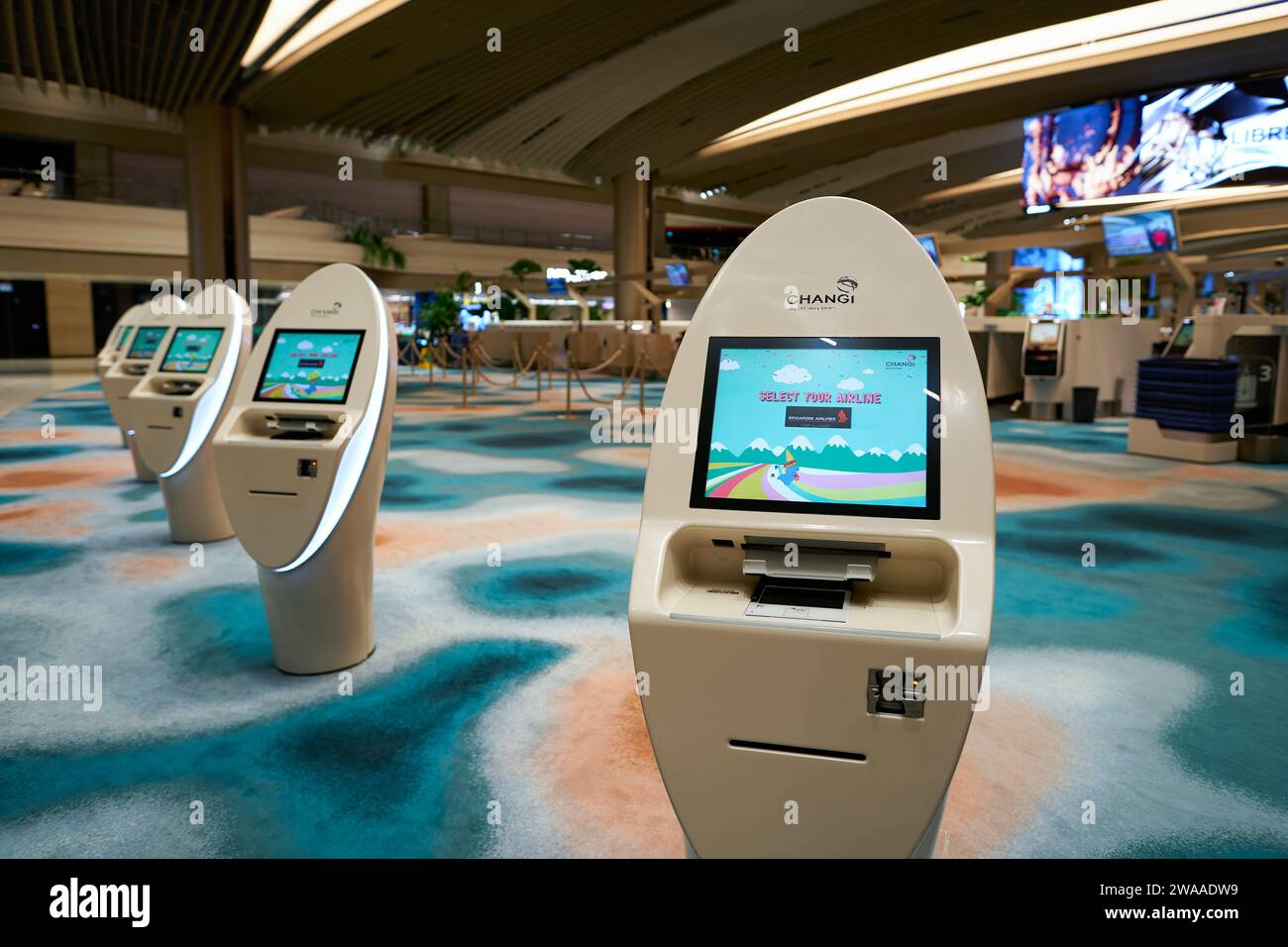 SINGAPUR - 06. NOVEMBER 2023: Selbsteincheckautomaten im Terminal 2 des Flughafens Singapur Changi. Stockfoto