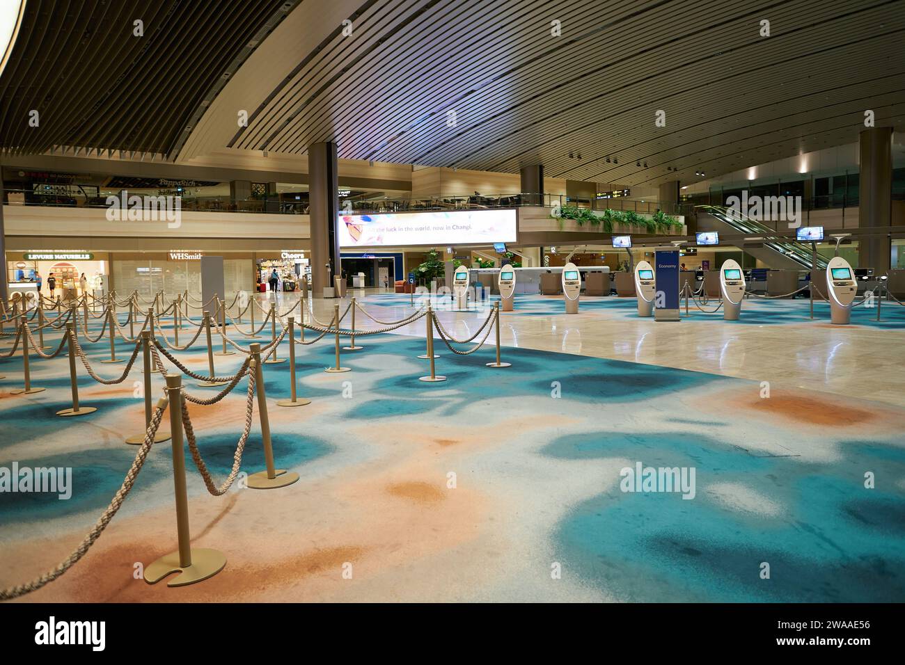 SINGAPUR - 06. NOVEMBER 2023: Check-in-Bereich am Flughafen Singapur Changi, Terminal 2. Stockfoto