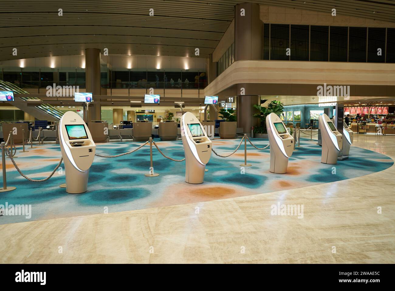 SINGAPUR - 06. NOVEMBER 2023: Selbsteincheckautomaten im Terminal 2 des Flughafens Singapur Changi. Stockfoto