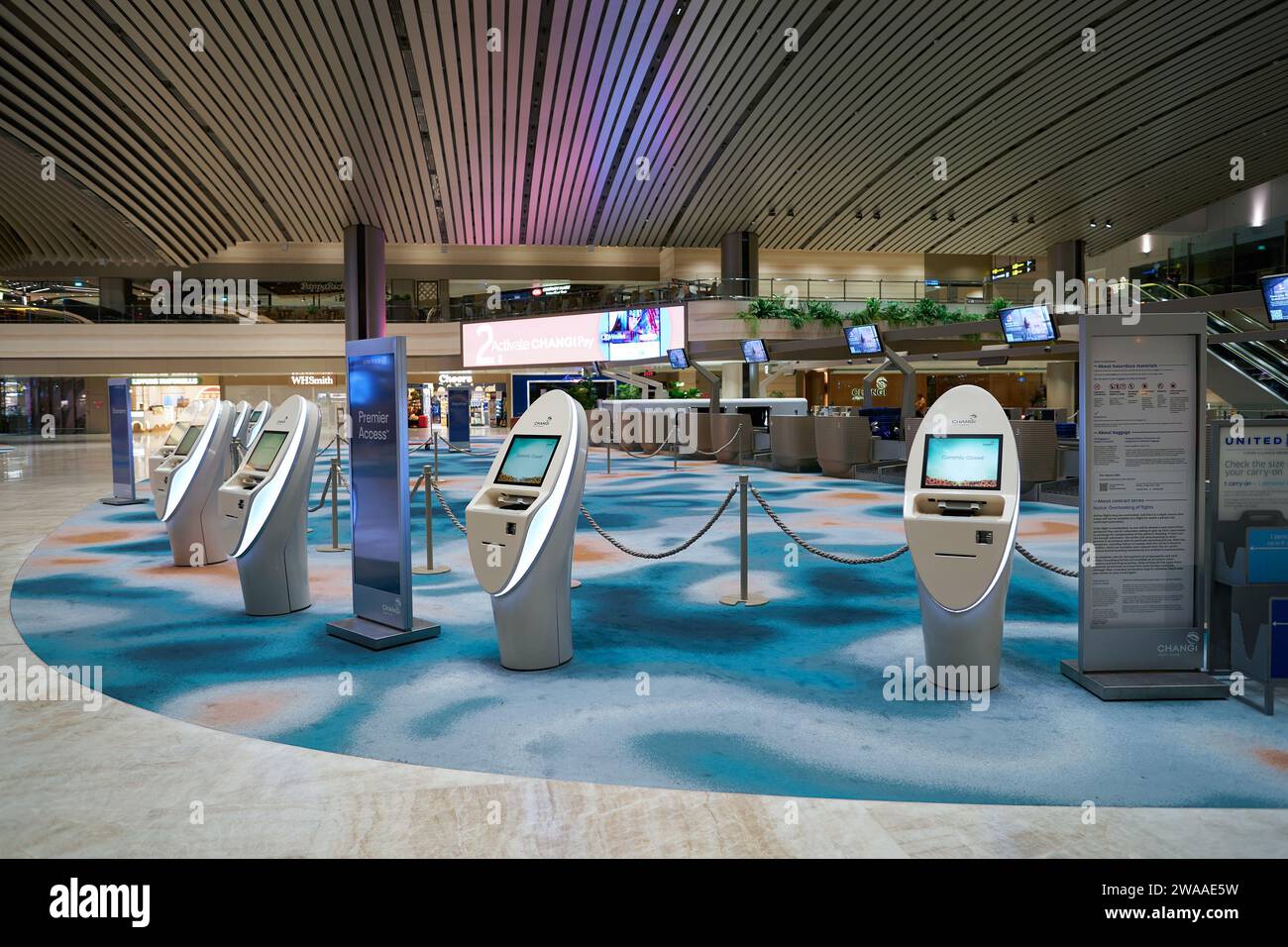 SINGAPUR - 06. NOVEMBER 2023: Selbsteincheckautomaten im Terminal 2 des Flughafens Singapur Changi. Stockfoto
