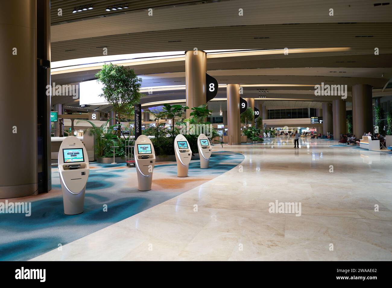 SINGAPUR - 06. NOVEMBER 2023: Selbsteincheckautomaten im Terminal 2 des Flughafens Singapur Changi. Stockfoto