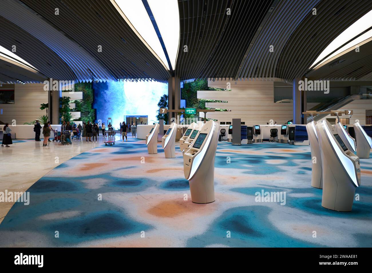 SINGAPUR - 06. NOVEMBER 2023: Selbsteincheckautomaten im Terminal 2 des Flughafens Singapur Changi. Stockfoto