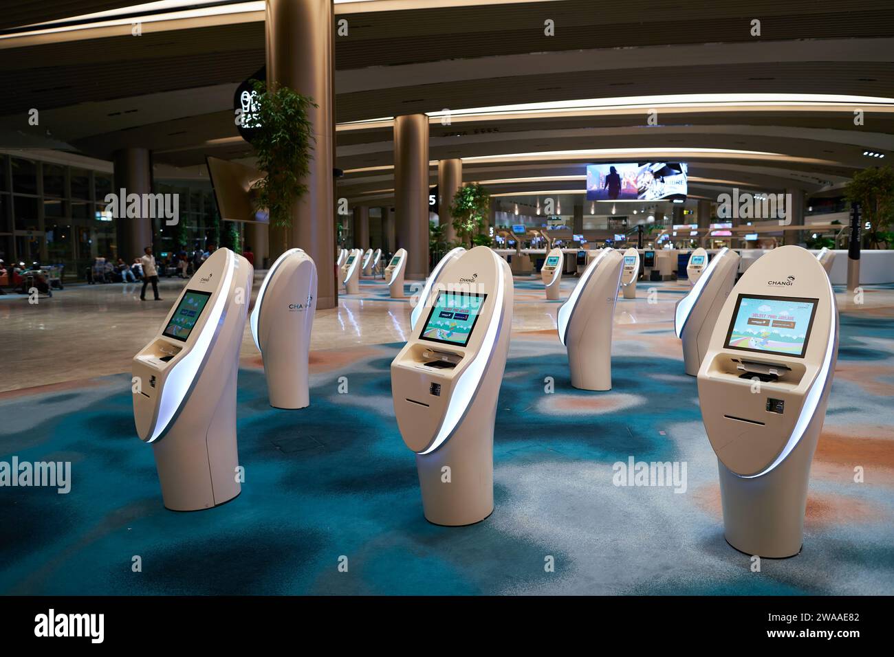 SINGAPUR - 06. NOVEMBER 2023: Selbsteincheckautomaten im Terminal 2 des Flughafens Singapur Changi. Stockfoto