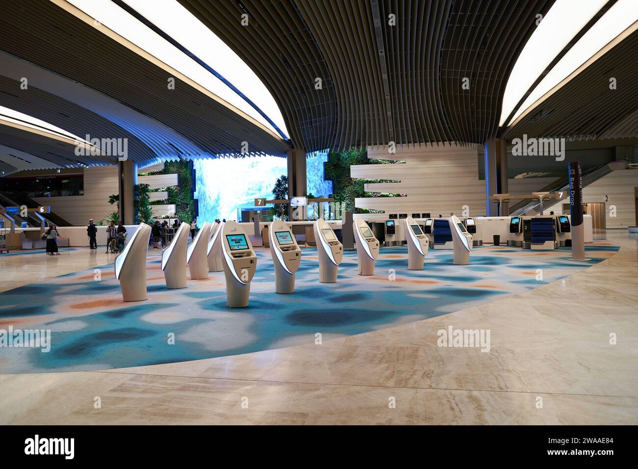 SINGAPUR - 06. NOVEMBER 2023: Selbsteincheckautomaten im Terminal 2 des Flughafens Singapur Changi. Stockfoto