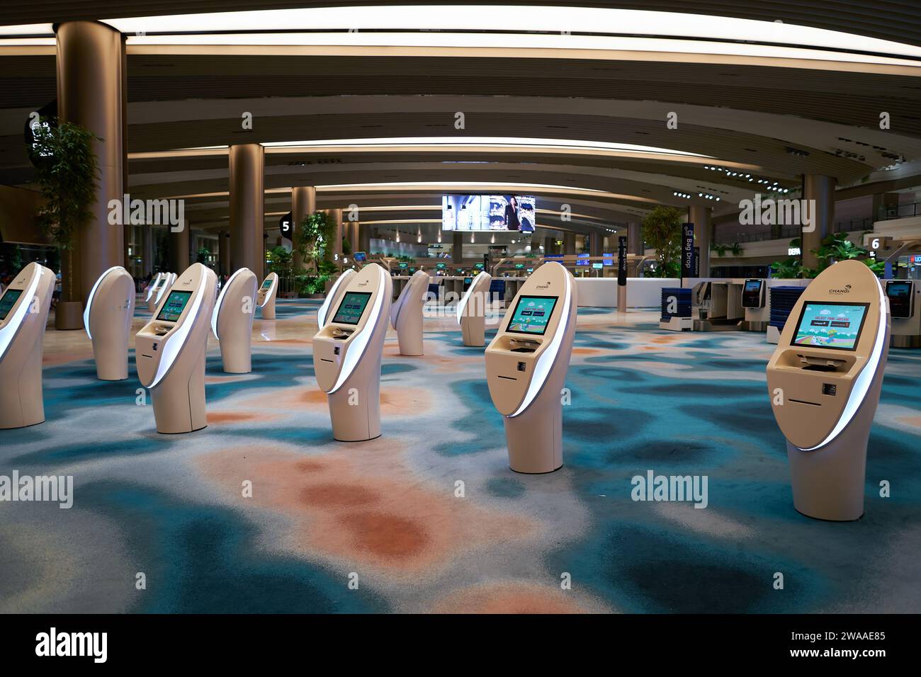 SINGAPUR - 06. NOVEMBER 2023: Selbsteincheckautomaten im Terminal 2 des Flughafens Singapur Changi. Stockfoto