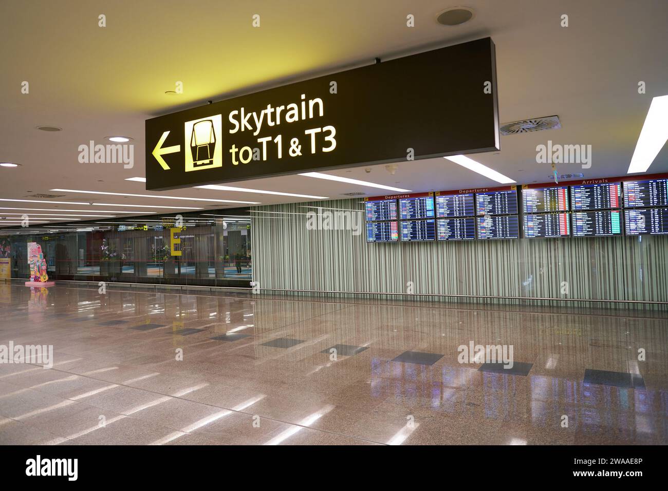 SINGAPUR - 06. NOVEMBER 2023: Skytrain-Schild, wie im Terminal 2 des Flughafens Singapur Changi zu sehen. Stockfoto