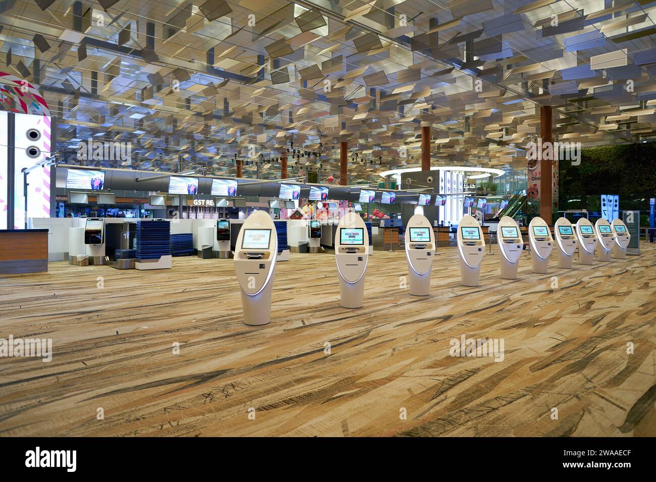 SINGAPUR - 06. NOVEMBER 2023: Selbsteincheckautomaten im Terminal 3 des Flughafens Singapur Changi. Stockfoto