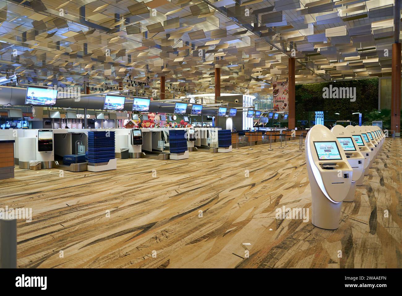 SINGAPUR - 06. NOVEMBER 2023: Selbsteincheckautomaten im Terminal 3 des Flughafens Singapur Changi. Stockfoto