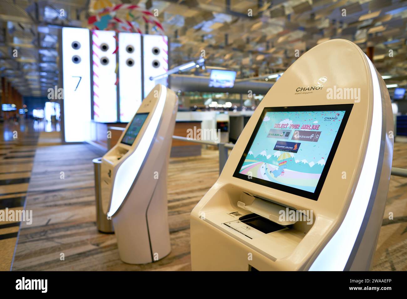 SINGAPUR - 06. NOVEMBER 2023: Selbsteincheckautomaten im Terminal 3 des Flughafens Singapur Changi. Stockfoto