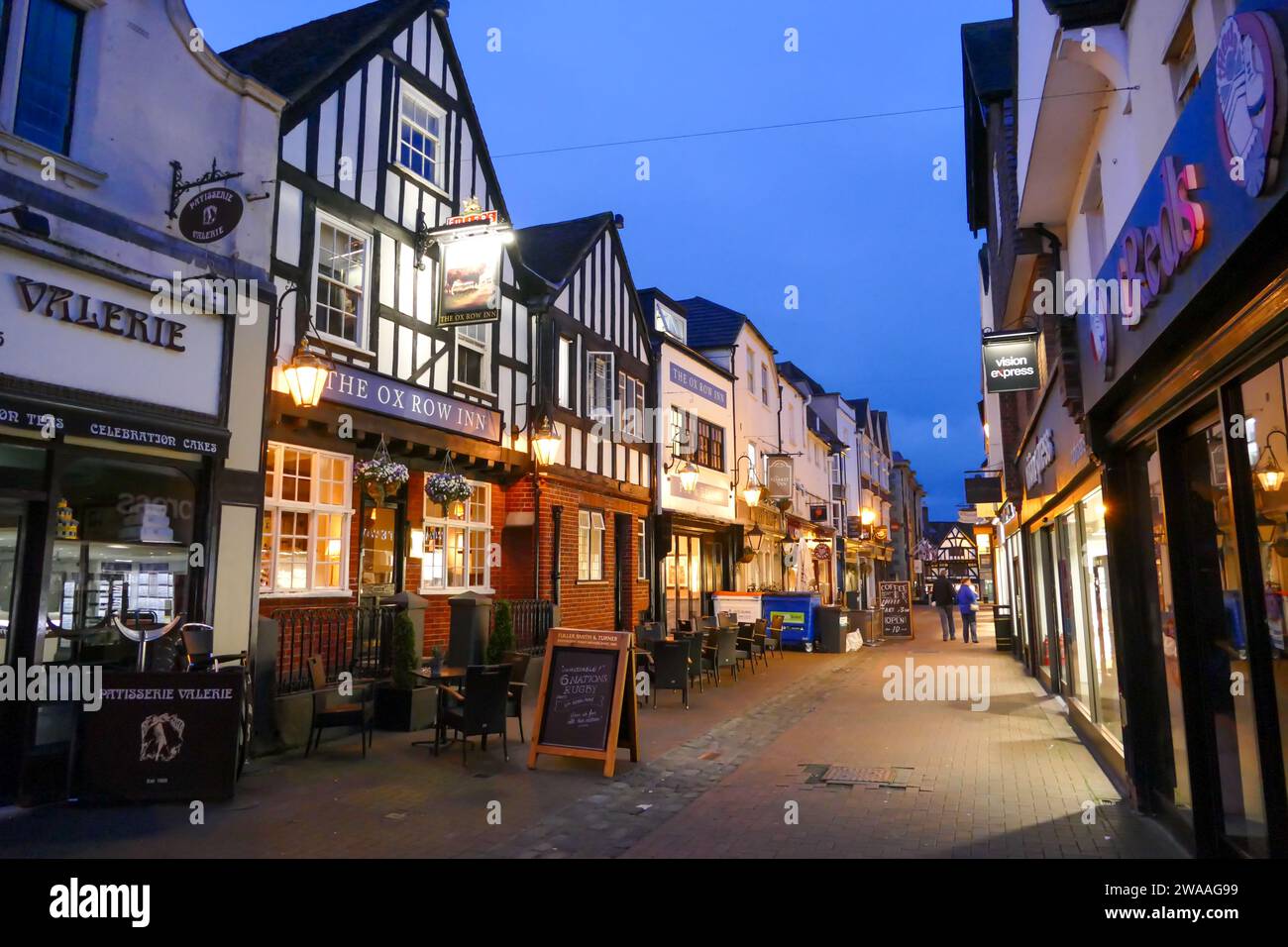 Salisbury, England, Vereinigtes Königreich - 12. März 2017: Historische Holzhäuser auf der Straße in Salisbury nach Sonnenuntergang mit traditionellen Pubs Stockfoto