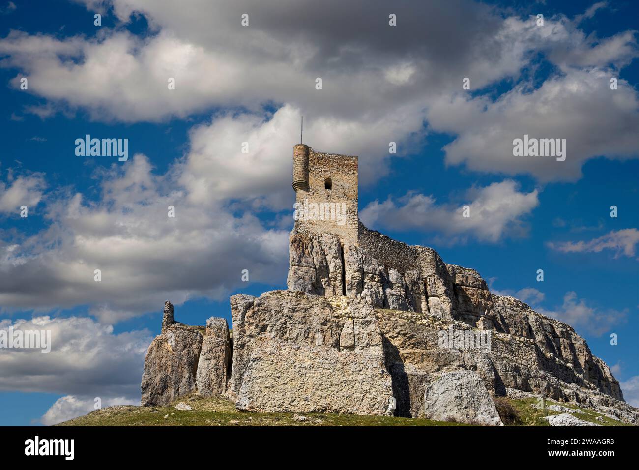 Blick auf die Burgfestung von Atienza in Guadalajara in Spanien mit klarem blauen Himmel. Stockfoto Blick auf die Burgfestung von Atienza in Guadalajara in Spanien mit klarem blauen Himmel. Stockfoto