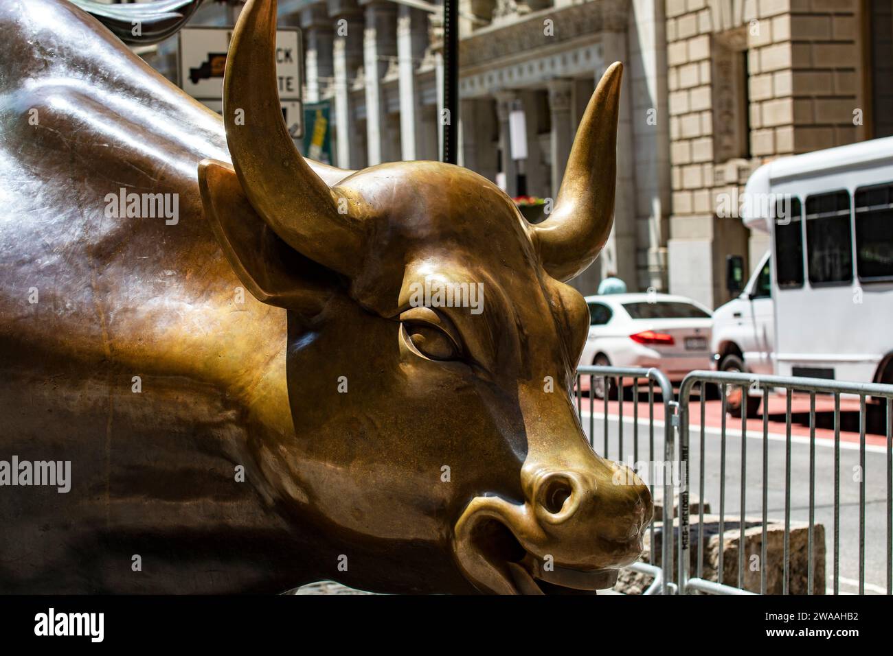 New York, USA; 1. Juni 2023: Der wunderbare Stier des Finanzviertels manhattan im Wall Street-Viertel ist das Wahrzeichen des Ortes. Stockfoto