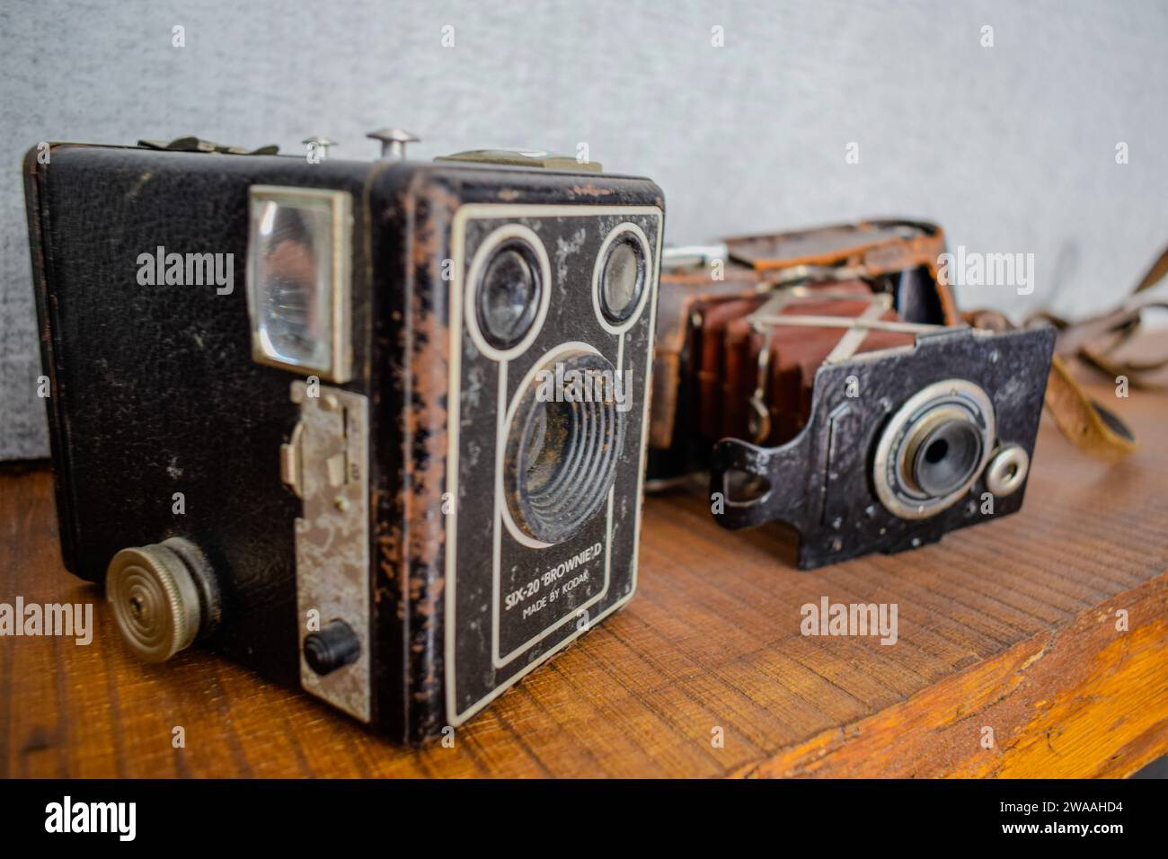 Zwei Vintage-Kameras auf Holzoberfläche, Retro-Fotoausrüstung. Stockfoto
