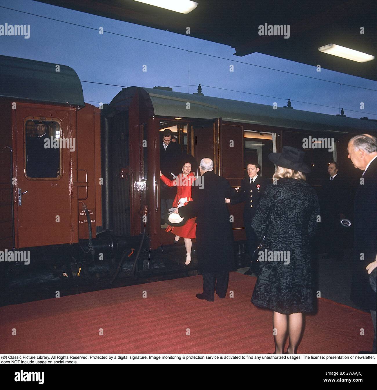 Margrethe II. Von Dänemark. Abgebildet bei einem Besuch in Schweden, der vom schwedischen König Gustaf VI. Adolf 1973 begrüßt wird. Stockfoto