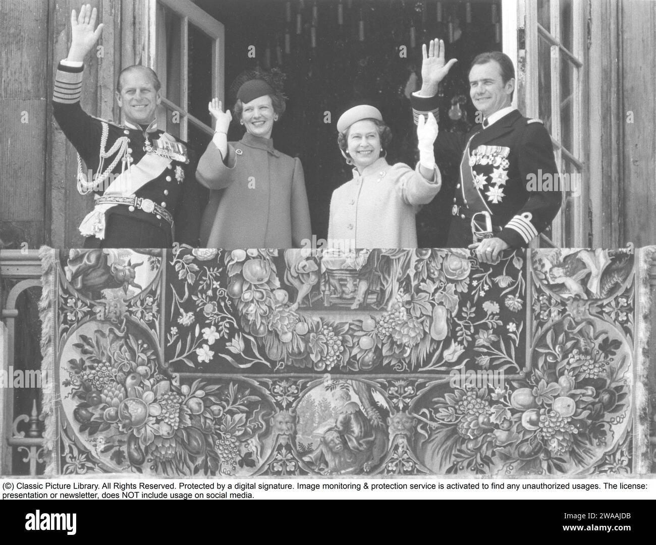 Königin Margrethe II. Von Dänemark. Englands Königin Elisabeth II. Mit ihrem Ehemann Prinz Philip, Herzog von Edinburgh, auf einem Staatsbesuch in Dänemark im Jahr 1979 und mit der dänischen Königin Margrethe und ihrem Ehemann Prinz Henrik auf Schloss Fredenborg Stockfoto
