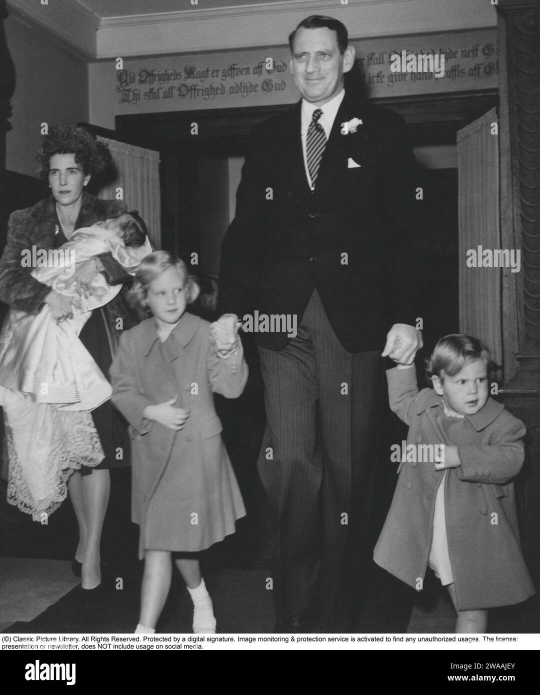 Königin Margrethe II. Von Dänemark. Das Bild zeigt ihren Vater König Friedrich IX. Von Denmarks Hand mit ihrer Schwester Benedikte. Königin Ingrid trägt ihre Tochter Ann-Marie aus der Holmen-Kirche, wo sie getauft wurde. 9. oktober 1946. Stockfoto
