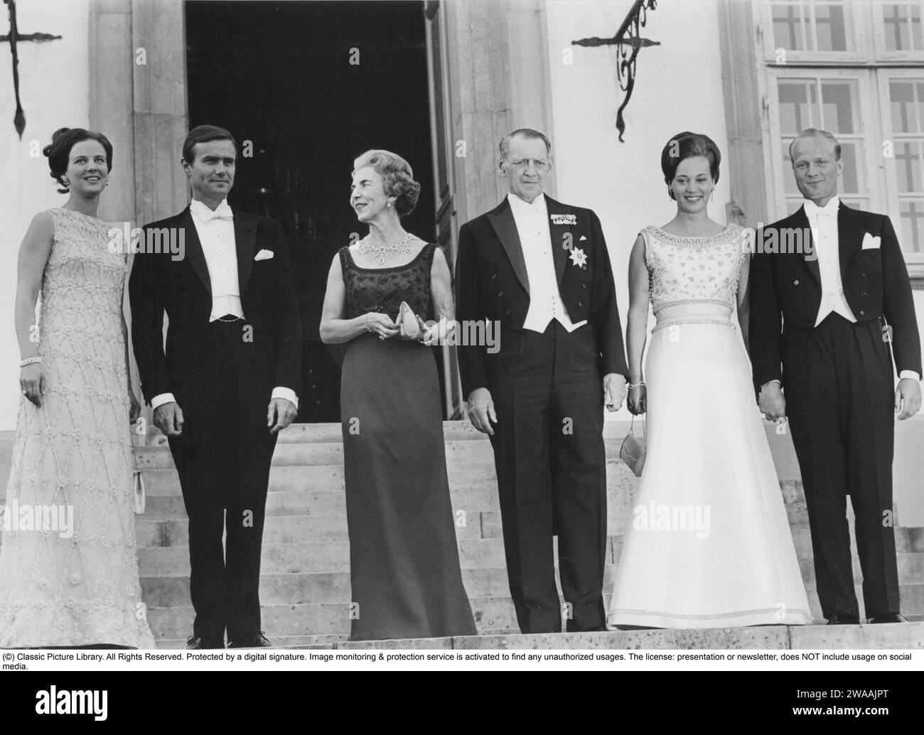 Margrethe II. Von Dänemark. Ein Foto im Zusammenhang mit der Hochzeit am 10. Juni 1967 zwischen Kronprinzessin Margrethe und Prinz Henrik. Ganz links, Kronprinzessin Margrethe und Henrik. Königin Ingrid und ihr Mann König Frederik IX. Von Dänemark. Margrethes Schwester Prinzessin Bendikte und Richard von Sayn-Wittgenstein-Berleburg. Zu dieser Zeit war Margrethe Kronprinzessin und Thronfolgerin und wurde am 15. januar 1972 Königin von Dänemark. Stockfoto