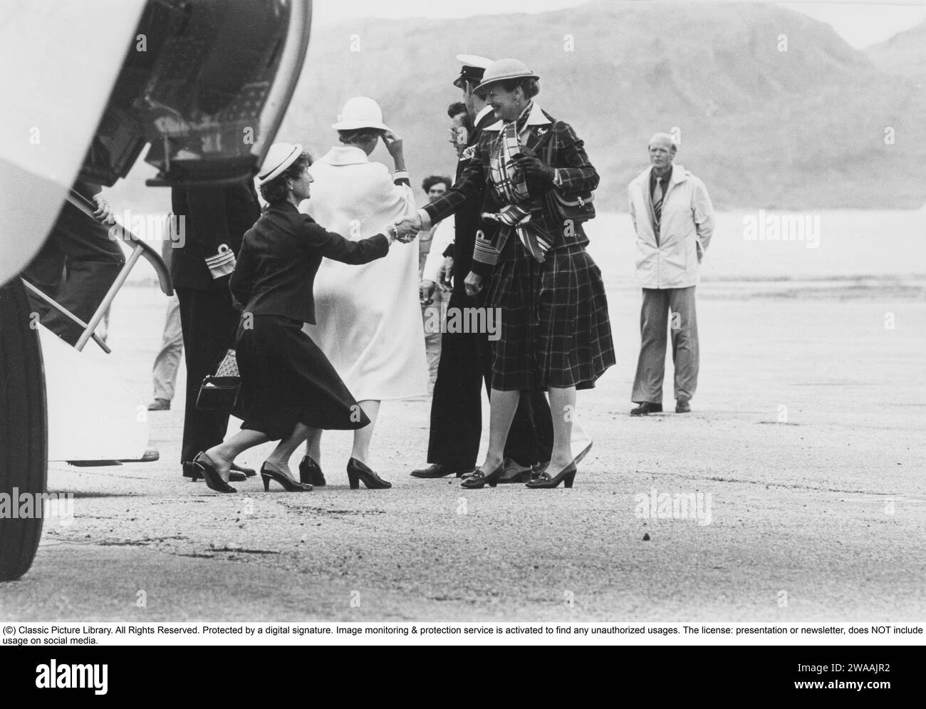 Königin Margrethe II. Von Dänemark. Hier mit ihrem Ehemann Prinz Henrik von Dänemark im Zusammenhang mit ihrem Besuch in Grönland 1982. Königin Sonja von Norwegen wird am Flughafen gesehen, wie sie Königin Margrethe Hand schüttelt. Stockfoto