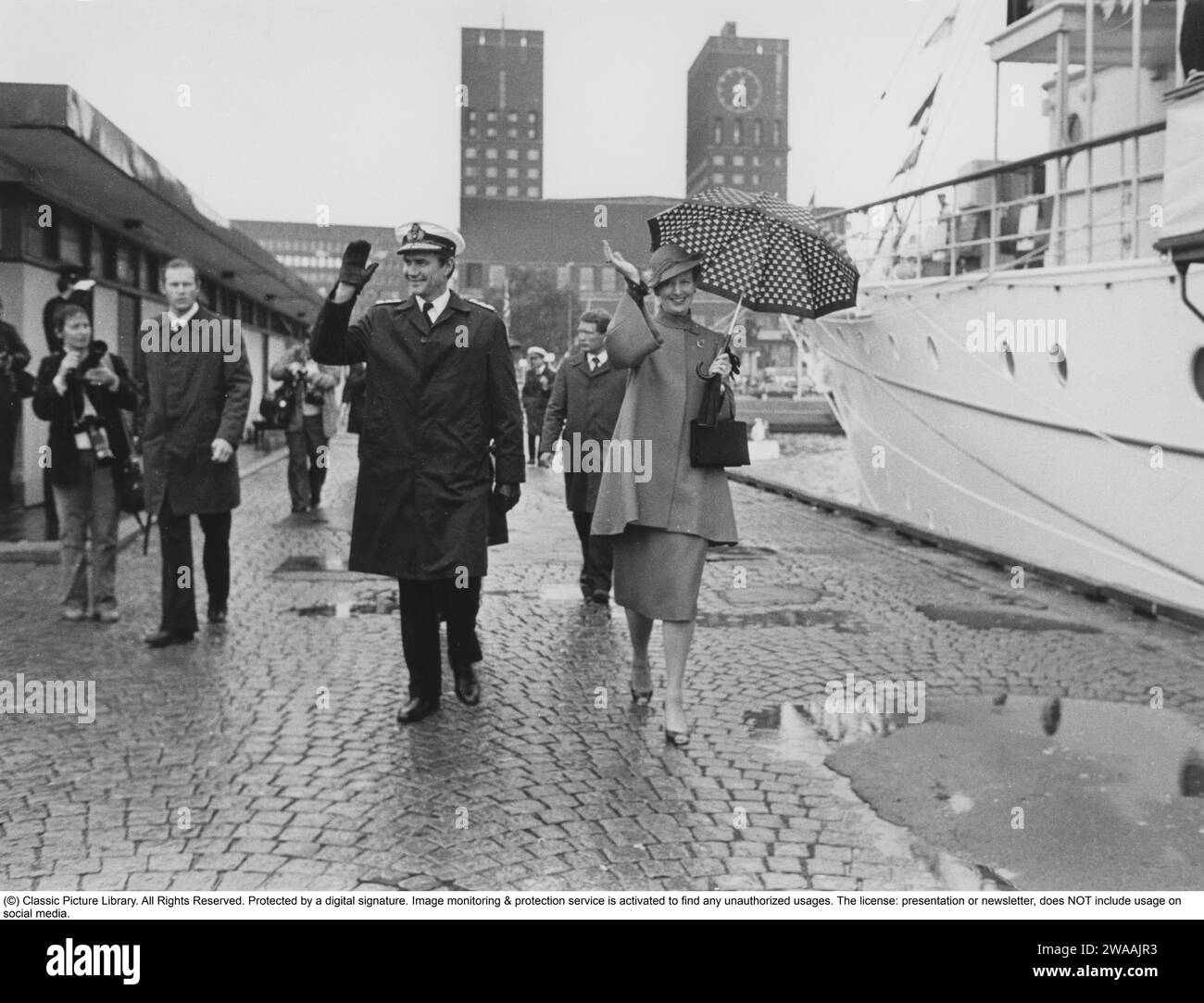 Königin Margrethe II. Von Dänemark. Hier mit ihrem Ehemann Prinz Henrik von Dänemark im Zusammenhang mit ihrem Besuch in Oslo Norwegen. Das Rathaus ist im Hintergrund sichtbar. 1982 Stockfoto